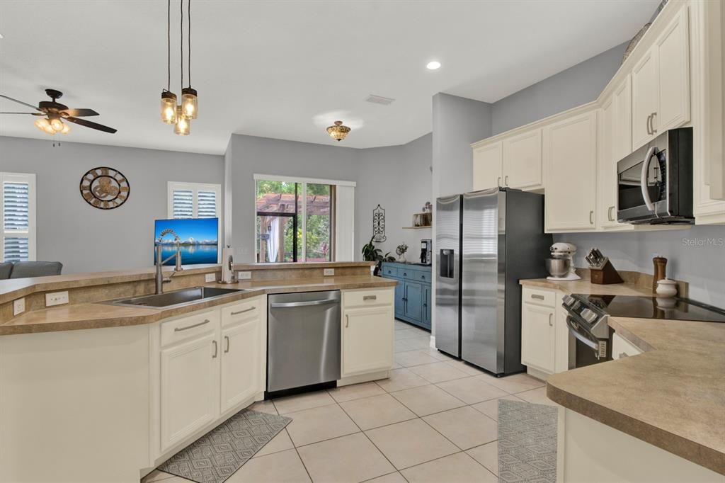 Active With Contract: $525,000 (4 beds, 2 baths, 2126 Square Feet)