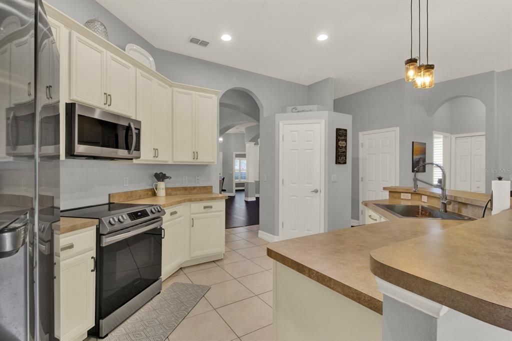 Active With Contract: $525,000 (4 beds, 2 baths, 2126 Square Feet)