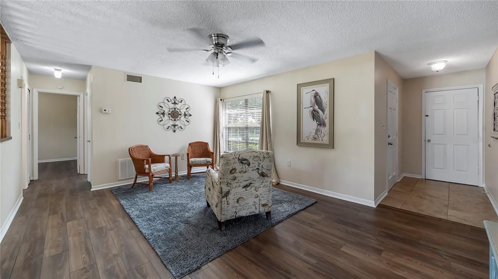 Recently Sold: $275,000 (3 beds, 2 baths, 1296 Square Feet)