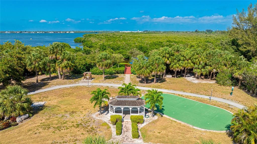 amenities - putting green & gazebo