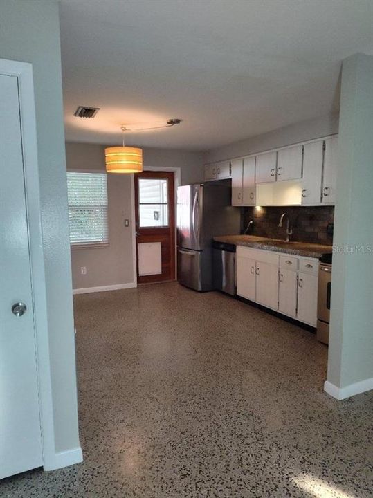 For Rent: $2,300 (2 beds, 1 baths, 750 Square Feet)