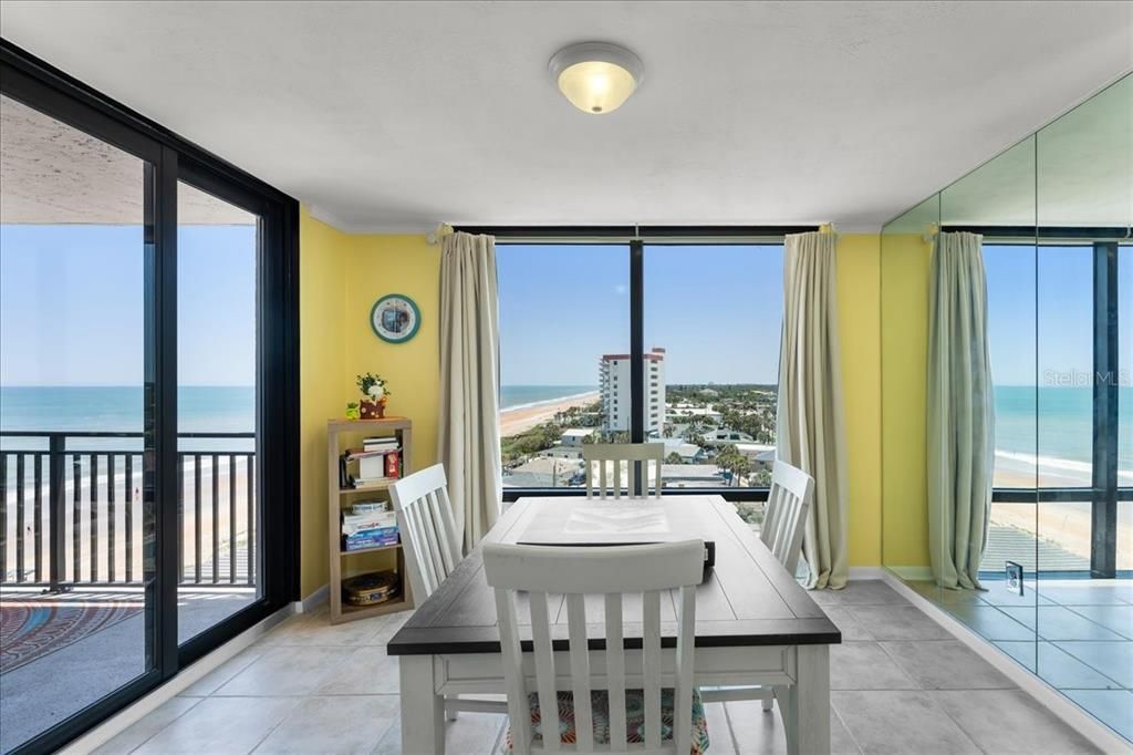 Dining room and mirrored wall to see the ocean from every seat