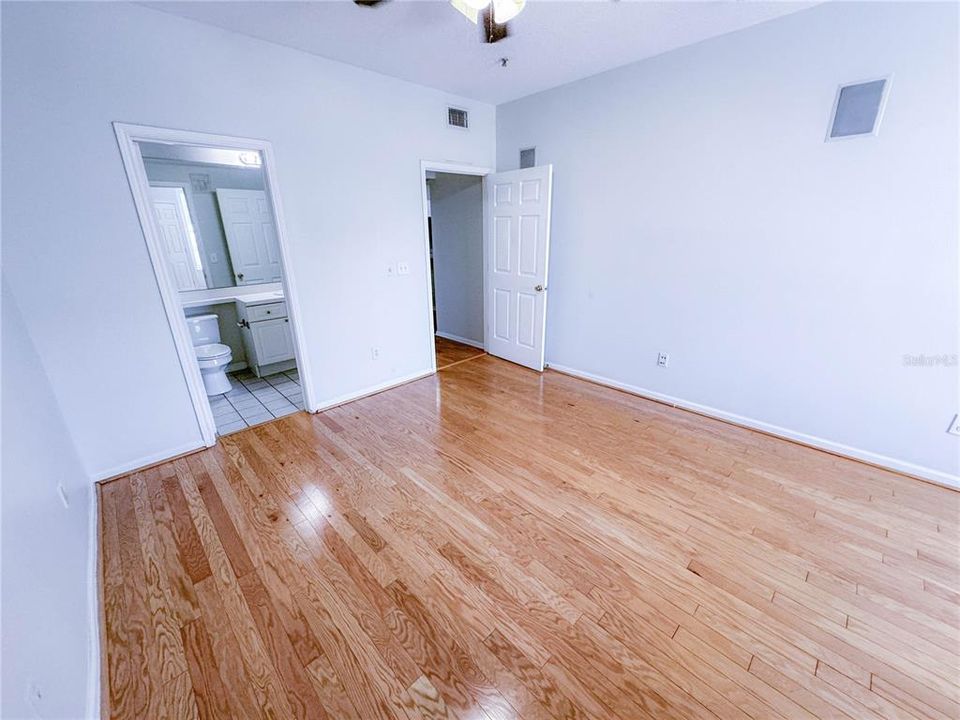 For Sale: $204,999 (1 beds, 1 baths, 753 Square Feet)