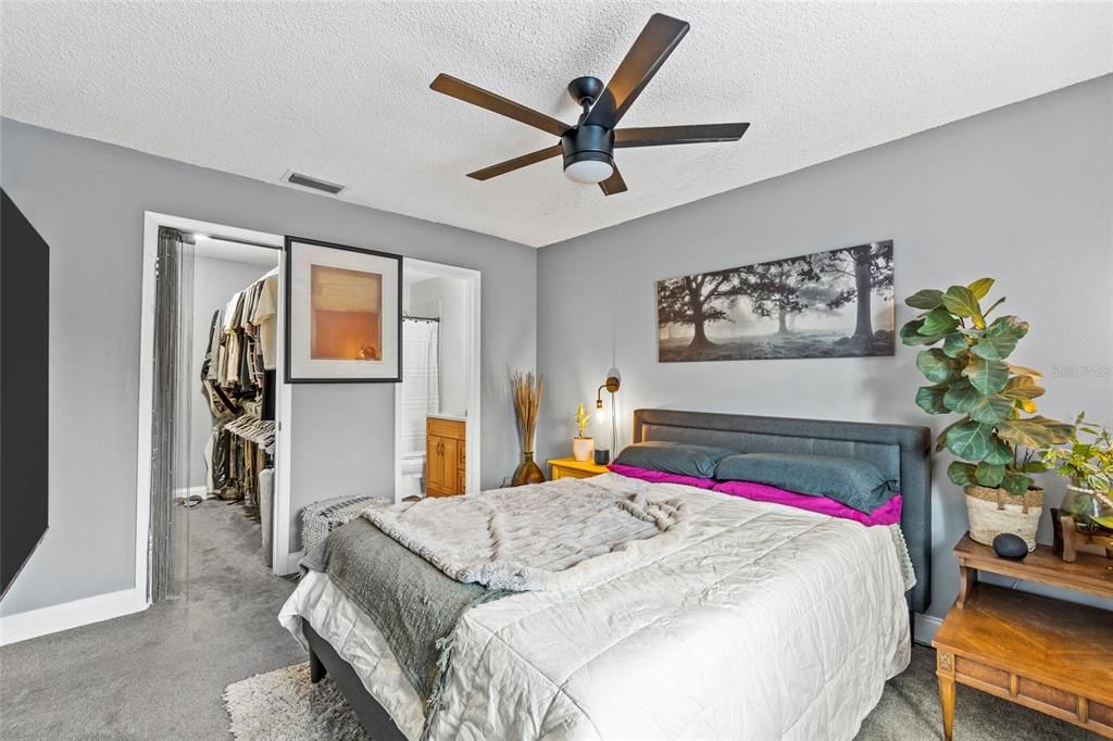 Active With Contract: $219,000 (2 beds, 2 baths, 927 Square Feet)