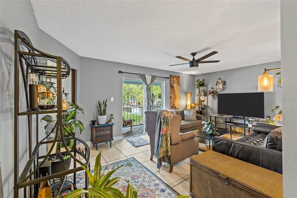 Active With Contract: $219,000 (2 beds, 2 baths, 927 Square Feet)