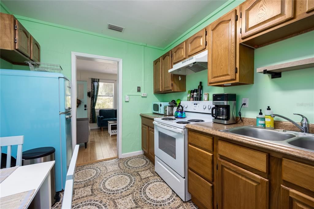 Active With Contract: $210,000 (1 beds, 1 baths, 648 Square Feet)