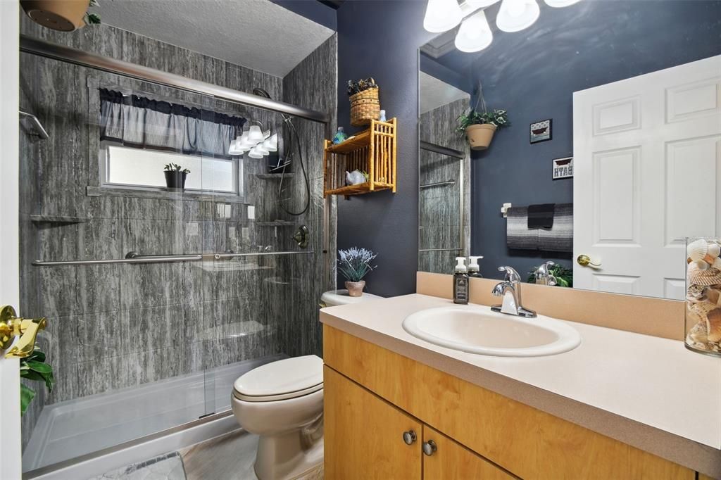 Hallway bathroom, located between bedroom 1 and bedroom 2.