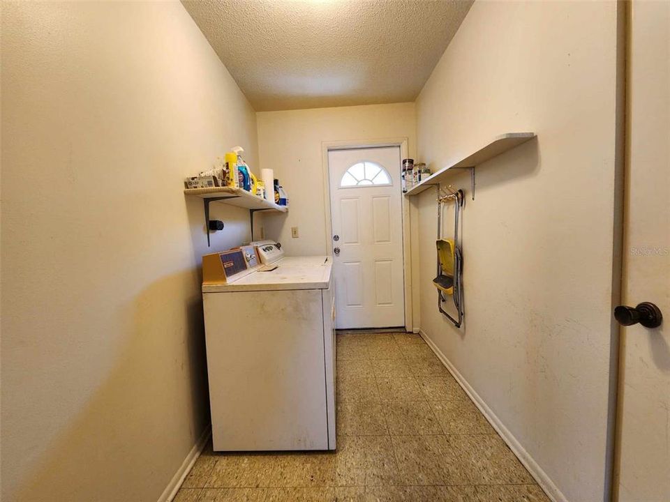 For Sale: $159,900 (2 beds, 1 baths, 911 Square Feet)