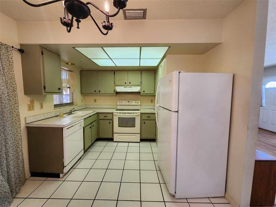 For Sale: $159,900 (2 beds, 1 baths, 911 Square Feet)
