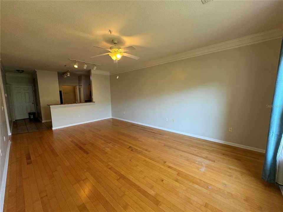 For Rent: $1,400 (1 beds, 1 baths, 867 Square Feet)