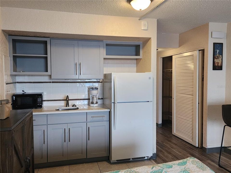 For Sale: $159,999 (1 beds, 1 baths, 352 Square Feet)