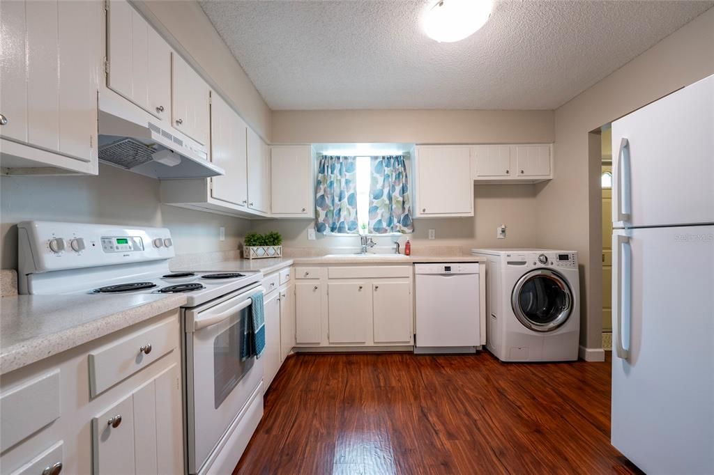 For Sale: $275,000 (2 beds, 1 baths, 1219 Square Feet)