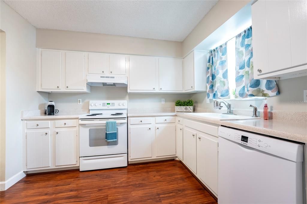 For Sale: $275,000 (2 beds, 1 baths, 1219 Square Feet)