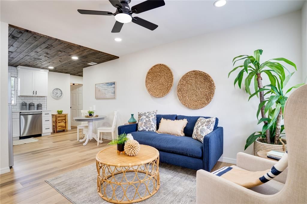 Active With Contract: $349,000 (3 beds, 2 baths, 923 Square Feet)