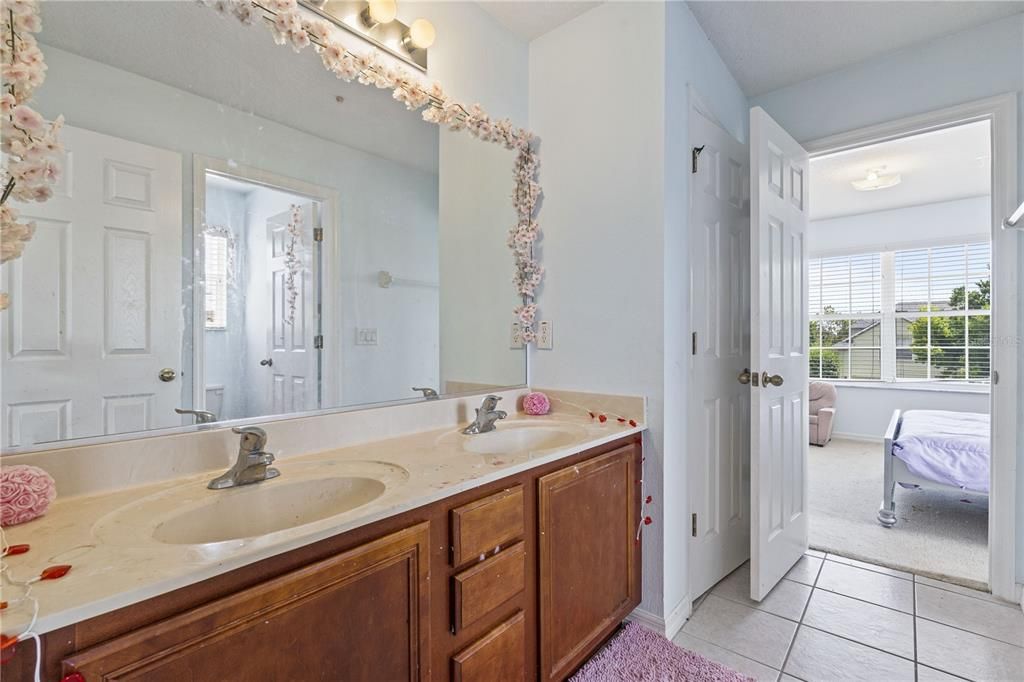 4th Bathroom-Jack & Jill Bath-Upstairs