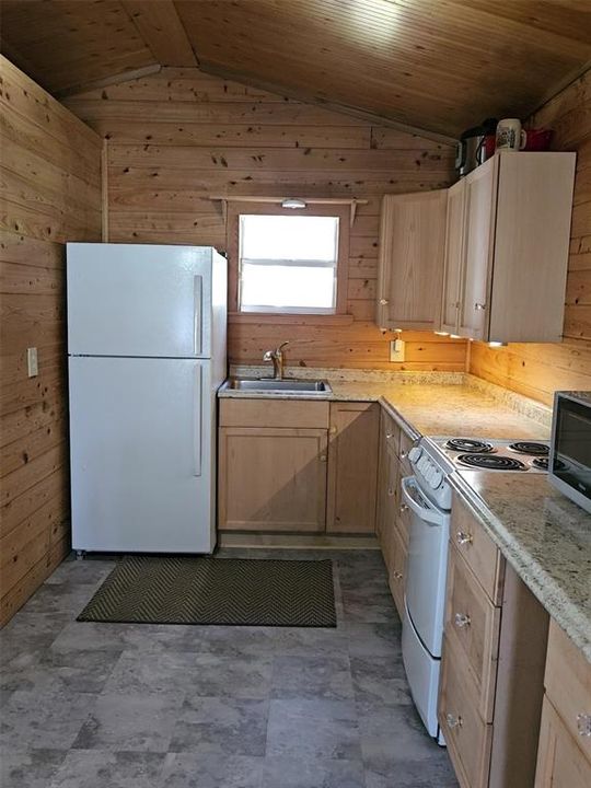 For Sale: $350,000 (2 beds, 1 baths, 982 Square Feet)