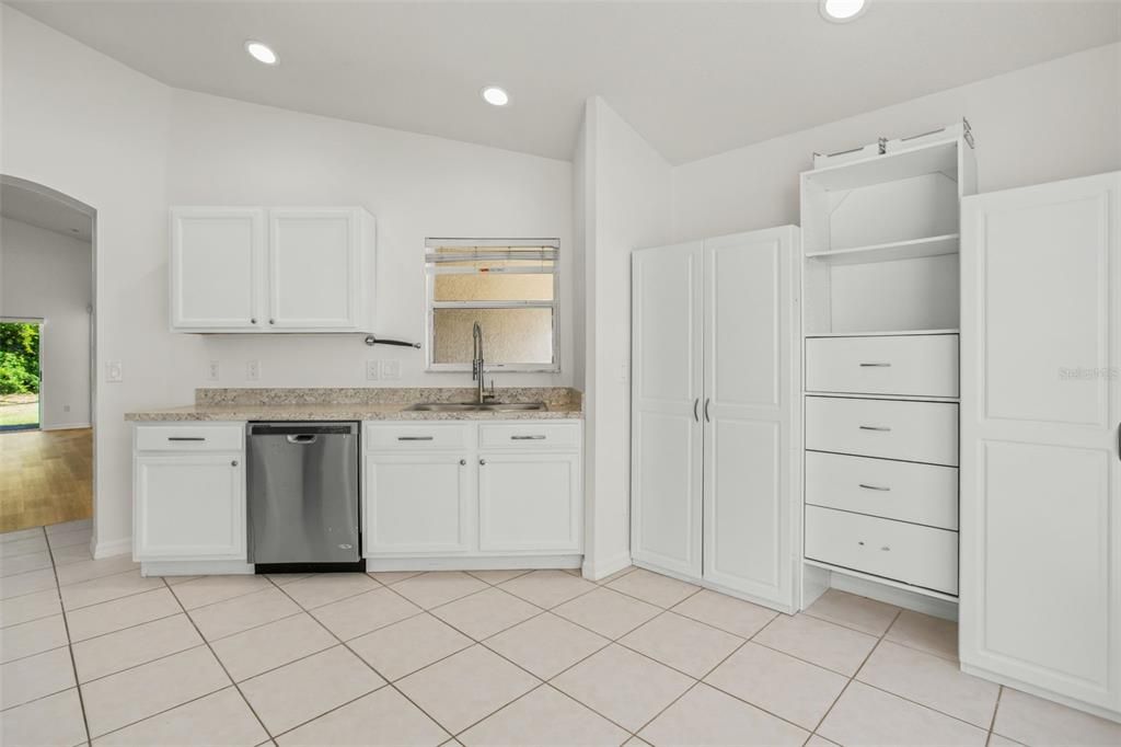 For Sale: $340,000 (4 beds, 2 baths, 1576 Square Feet)