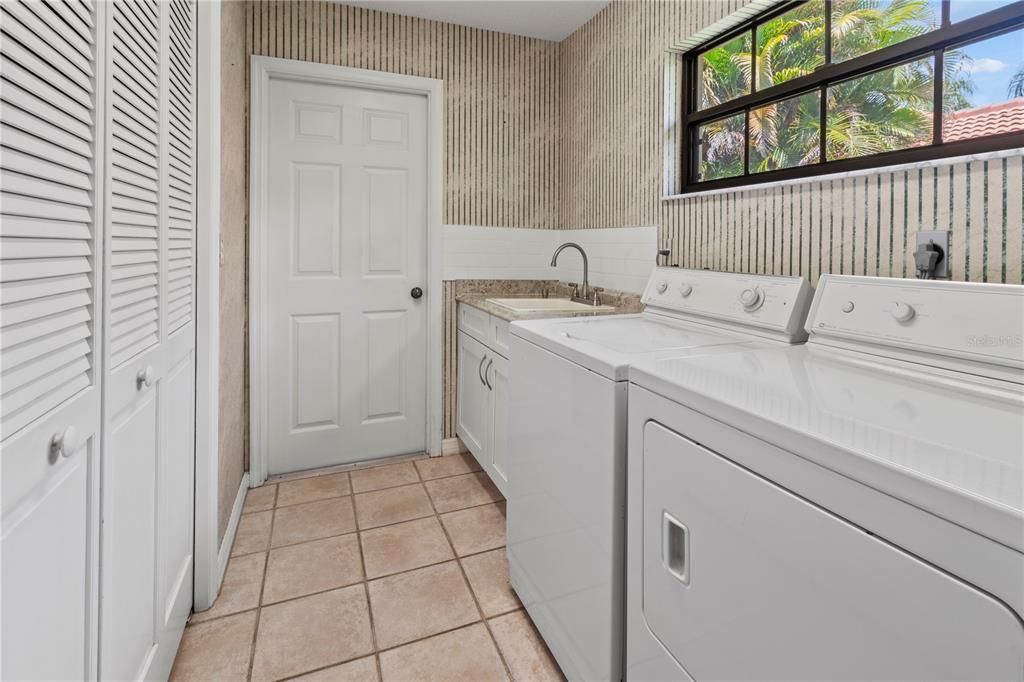 Large laundry room with sink and pantry