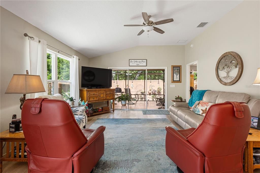 Active With Contract: $394,900 (3 beds, 2 baths, 1473 Square Feet)