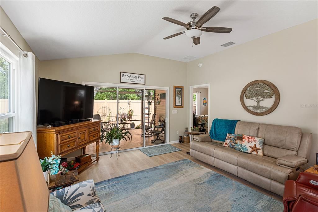 Active With Contract: $394,900 (3 beds, 2 baths, 1473 Square Feet)