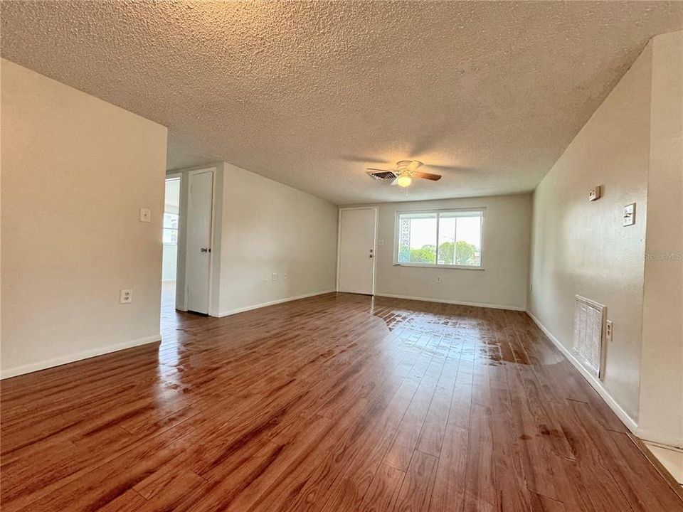 For Sale: $215,000 (2 beds, 2 baths, 990 Square Feet)