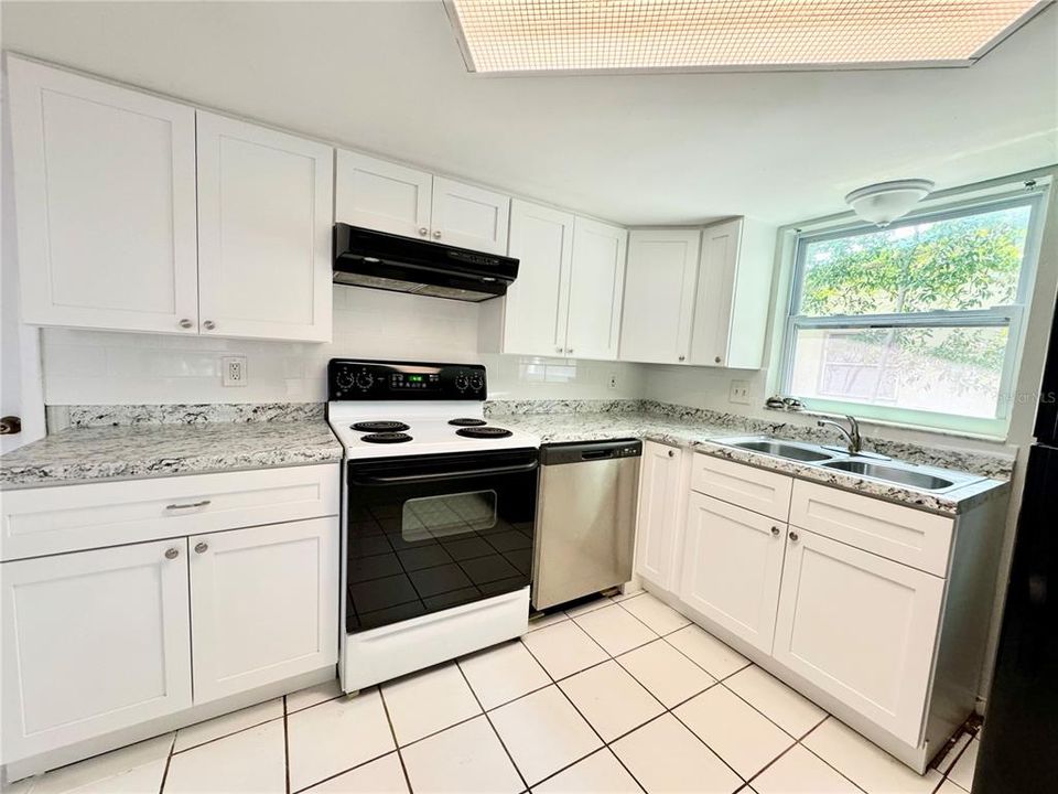 For Sale: $215,000 (2 beds, 2 baths, 990 Square Feet)