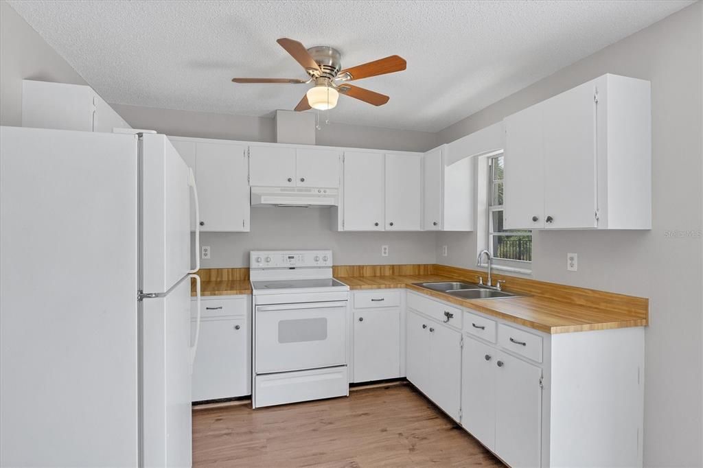 For Sale: $290,000 (2 beds, 2 baths, 931 Square Feet)