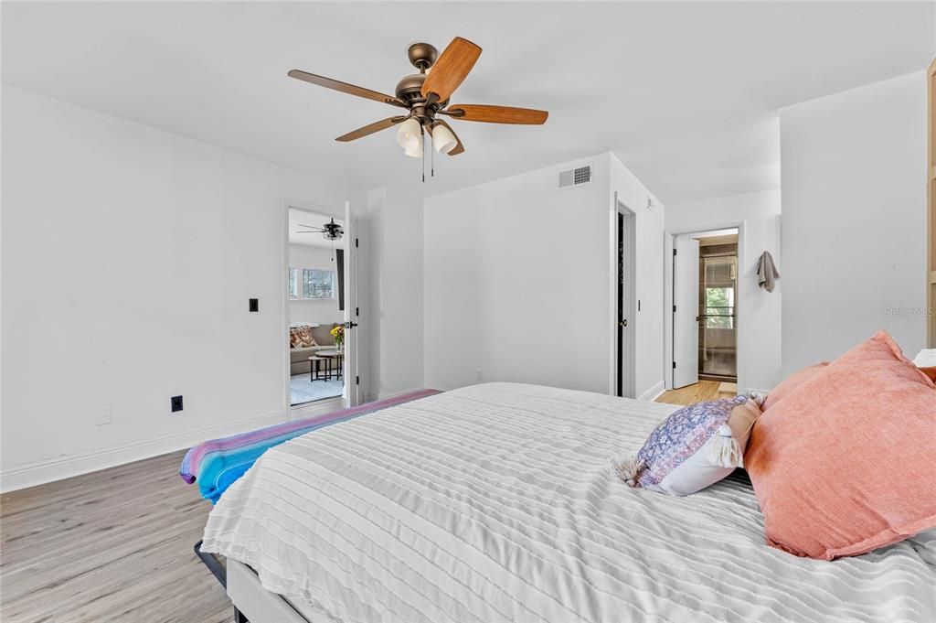 Active With Contract: $239,900 (2 beds, 2 baths, 1220 Square Feet)