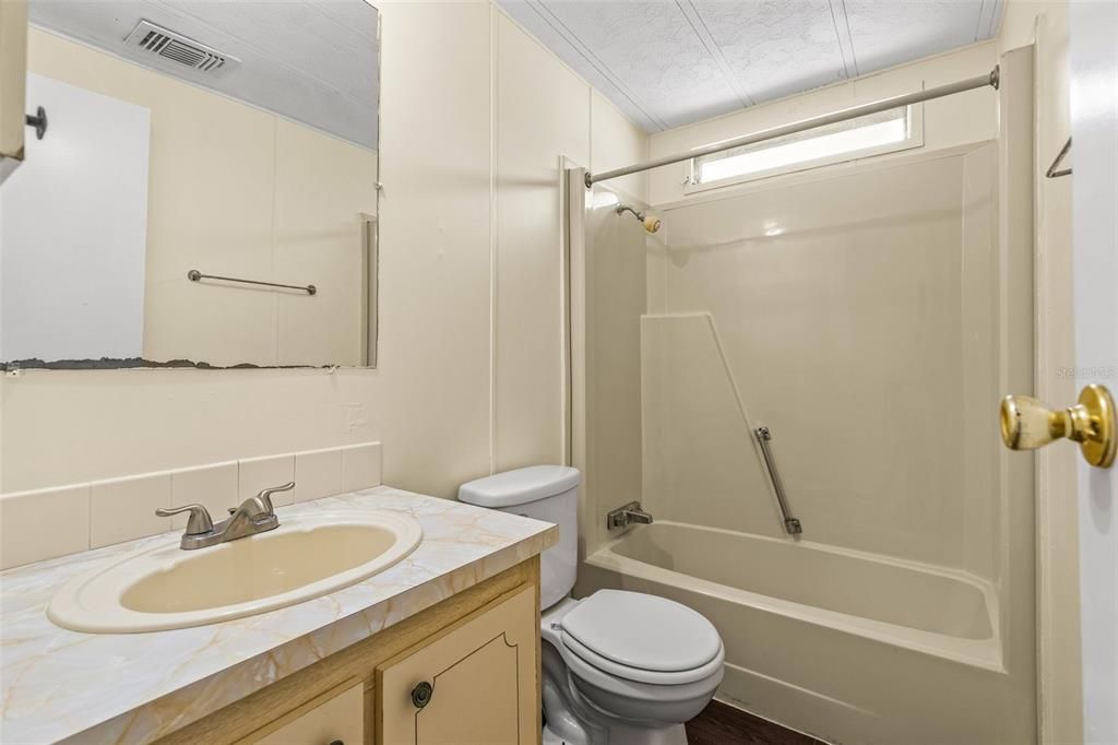 合同活跃: $175,000 (2 贝兹, 2 浴室, 1485 平方英尺)
