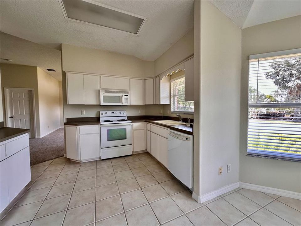 For Sale: $285,000 (2 beds, 2 baths, 1295 Square Feet)