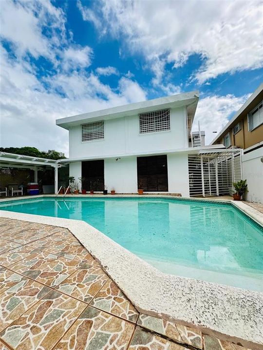 Activo con contrato: $479,995 (5 camas, 4 baños, 5888 Pies cuadrados)