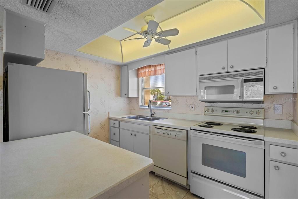 For Sale: $165,000 (2 beds, 2 baths, 1114 Square Feet)
