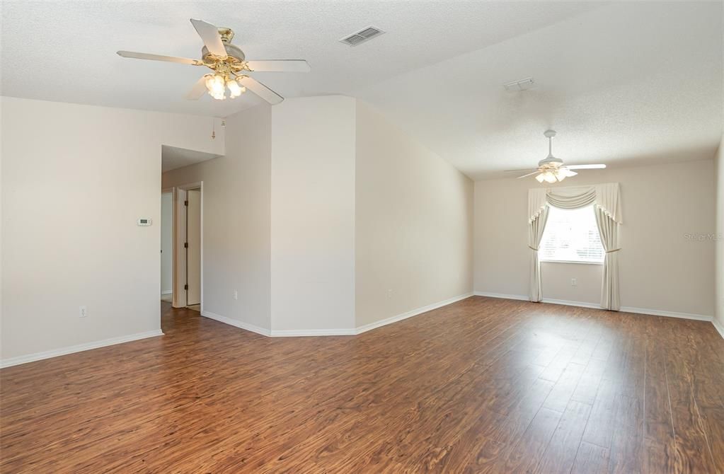 For Sale: $280,000 (3 beds, 2 baths, 1652 Square Feet)