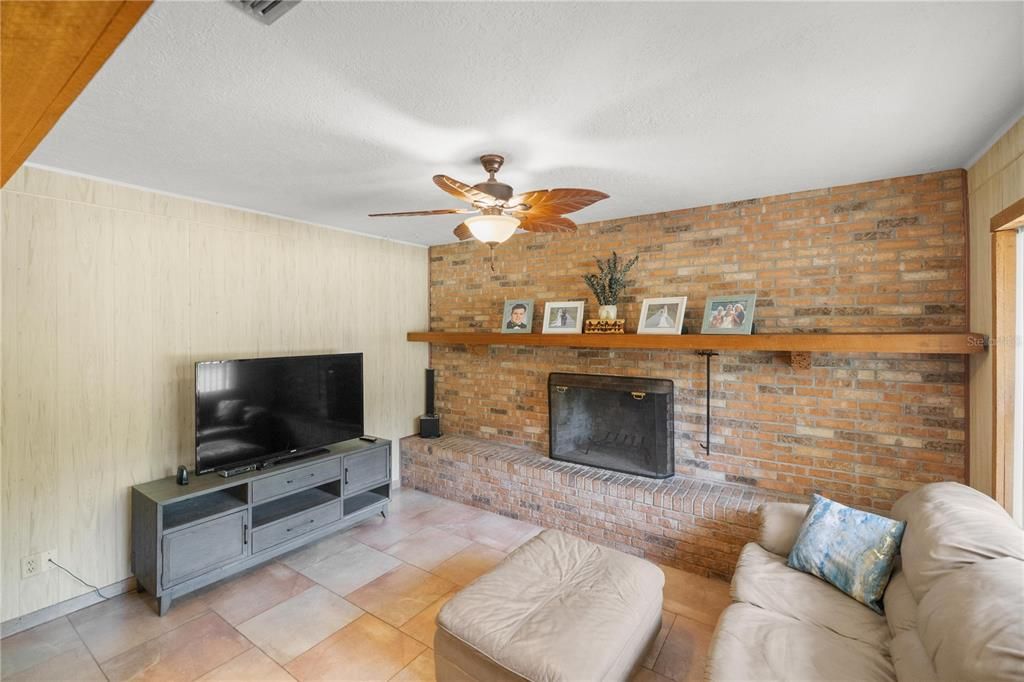 For Sale: $252,400 (3 beds, 1 baths, 1140 Square Feet)
