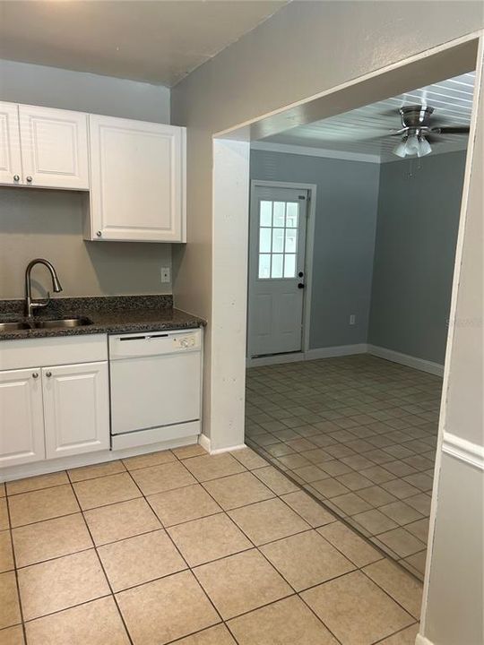 For Rent: $2,100 (3 beds, 1 baths, 955 Square Feet)