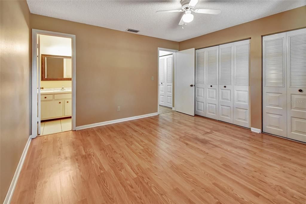 For Sale: $198,900 (2 beds, 2 baths, 1164 Square Feet)