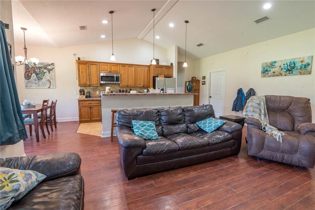 For Sale: $342,500 (4 beds, 2 baths, 1600 Square Feet)