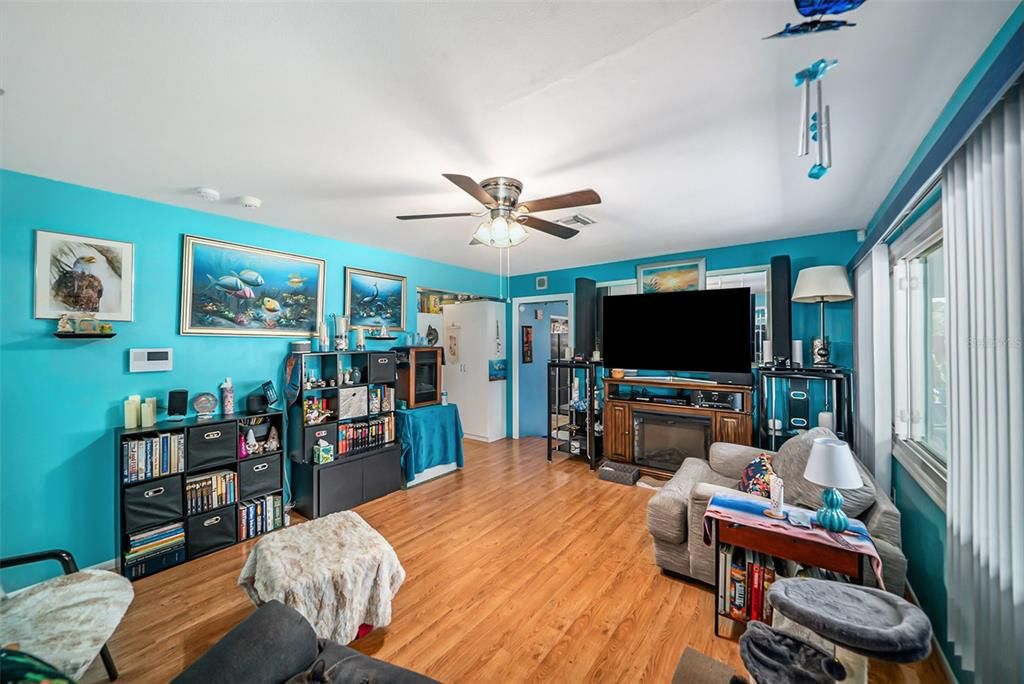 Active With Contract: $350,000 (2 beds, 1 baths, 968 Square Feet)