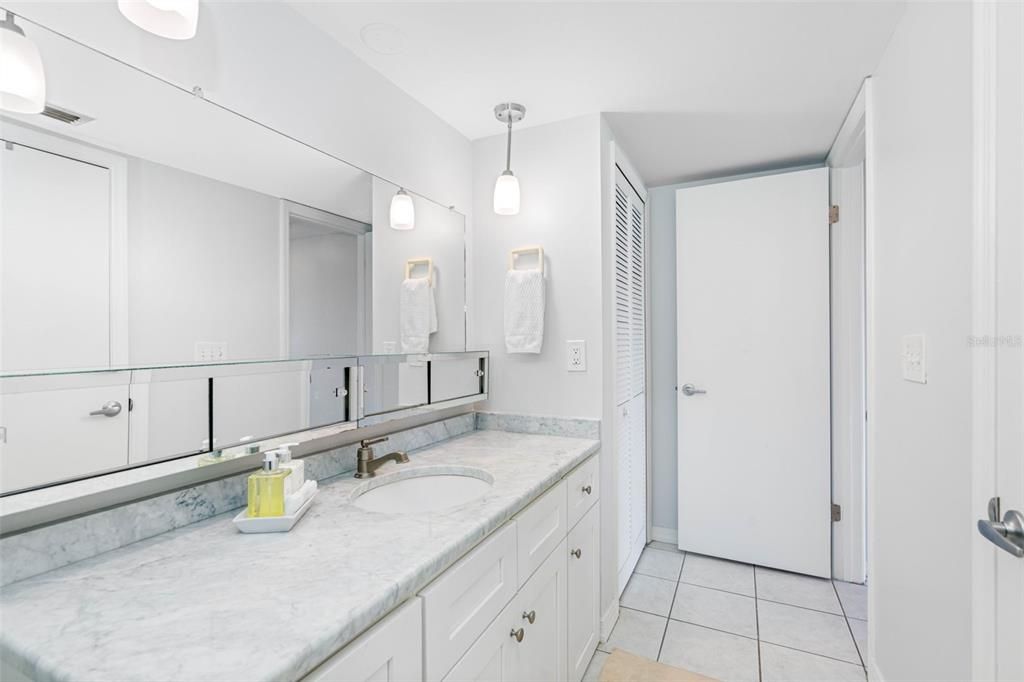 For Sale: $345,000 (1 beds, 1 baths, 915 Square Feet)