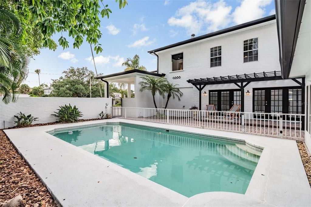 Active With Contract: $1,899,000 (5 beds, 4 baths, 4946 Square Feet)