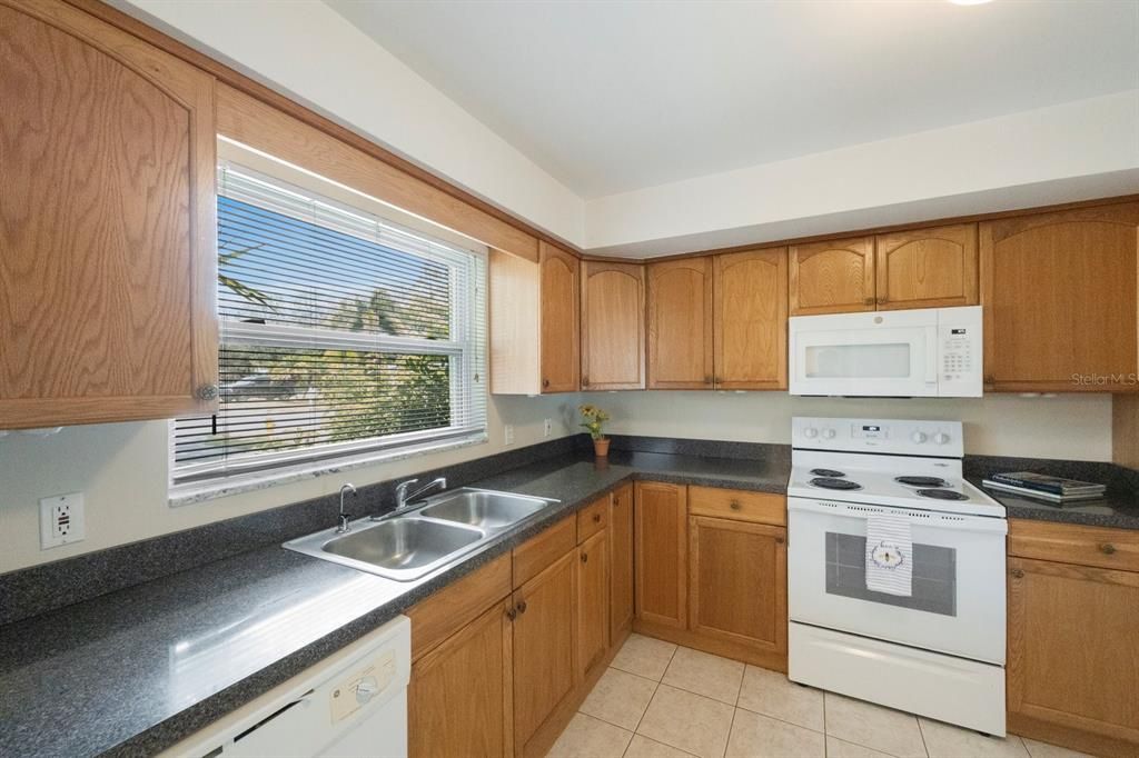Active With Contract: $1,995 (2 beds, 1 baths, 1034 Square Feet)