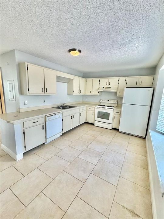 Active With Contract: $160,000 (1 beds, 1 baths, 699 Square Feet)