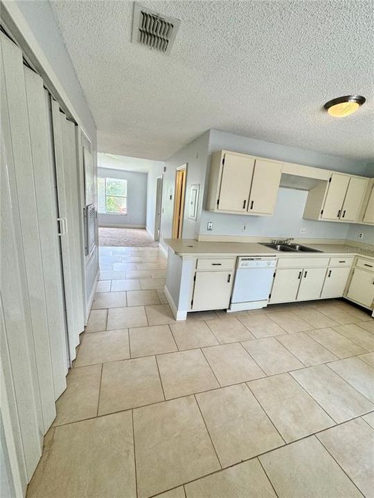 Active With Contract: $160,000 (1 beds, 1 baths, 699 Square Feet)