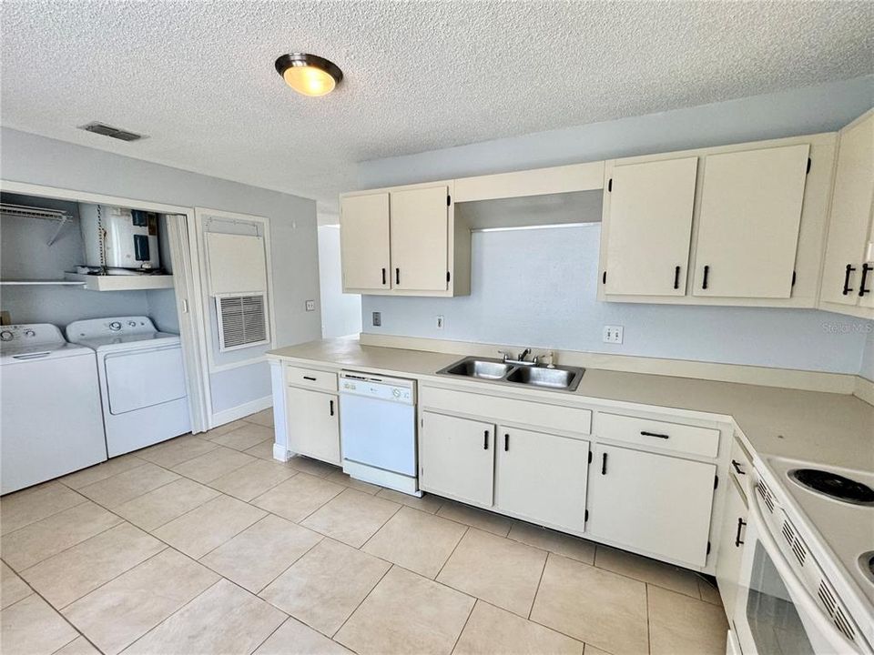 Active With Contract: $160,000 (1 beds, 1 baths, 699 Square Feet)