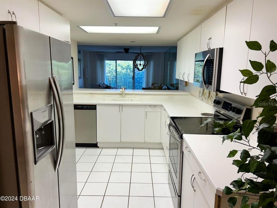 For Sale: $301,900 (2 beds, 2 baths, 1400 Square Feet)