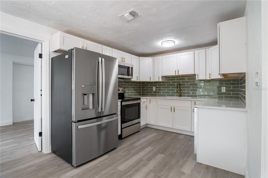 Active With Contract: $282,588 (3 beds, 1 baths, 1341 Square Feet)