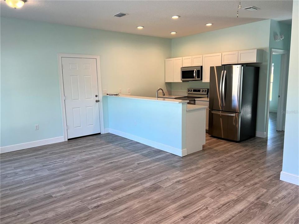 Active With Contract: $1,650 (2 beds, 1 baths, 756 Square Feet)