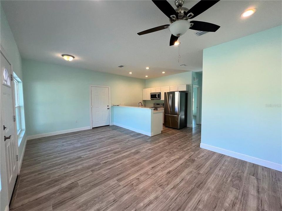 Active With Contract: $1,650 (2 beds, 1 baths, 756 Square Feet)