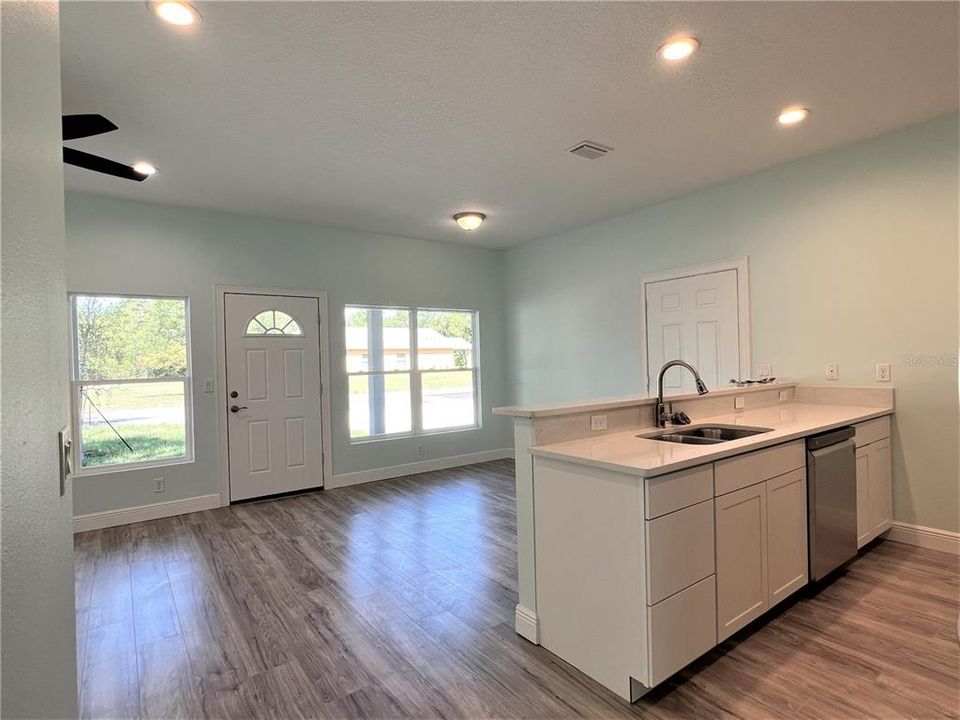 Active With Contract: $1,650 (2 beds, 1 baths, 756 Square Feet)