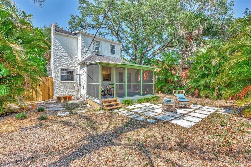 Recently Sold: $350,000 (2 beds, 2 baths, 866 Square Feet)